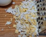 Foto del paso 2 de la receta: Ensalada de huevo rallado con jitomate