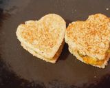 हार्टशेप्ड चीज़ी सैन्डविच (Heart Shaped cheesy sandwich recipe in hindi) रेसिपी चरण 4 फोटो