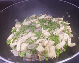 Foto del paso 3 de la receta: Pollo y guisantes con aires de trufa