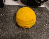 Une image de l'étape 1 de Ravioli à la curcuma farcis au jambon, chèvre et pistaches.