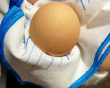 Foto del paso 3 de la receta: Huevo pasado por agua (receta especial para niños)
