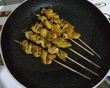 Foto langkah ke 4 dari resep Sate Kulit Ayam.