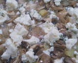 Foto del paso 3 de la receta: Hamburguesas de pollo con salsa de champiñones y queso azul