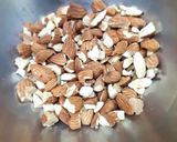 รูปขั้นตอนการทำที่ 1 ของ Almond Berry Honey Snack