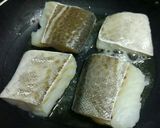 Foto del paso 3 de la receta Bacalao con nata, piñones y pasas