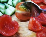 Friss zöldsaláta kapribogyóval, avokádóval fűszeres öntettel recept fázis 2 fotója