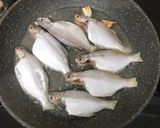 Hình bước làm 1 của món Cá Liệt Lợ Chiên Chấm Mắm Ngò