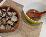 Foto del paso 1 de la receta: Almejas al Vapor con Vinagreta Templada de Chalota al Jerez y Cilantro