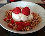 A picture of step 3 of My fresh Strawberry Granola with Greek yogurt 😻.
