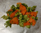 Foto del paso 2 de la receta: Pescado empapelado con brócoli y zanahoria en freidora de aire