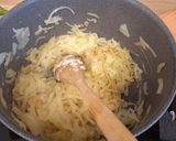 Une image de l'étape 1 de Tarte à l'oignon végétarienne.
