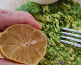 Foto del paso 4 de la receta: Sanguchito saludable de palta y huevo con pan de lino en sartén 🍳 pancito sin horno 🥵