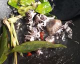 Foto langkah ke 4 dari resep Cumi Hitam Pedas Manis.