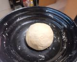 Foto del paso 2 de la receta: Coca de Tomate, Mozzarella y Anchoas con Guindilla y Cebolla Morada