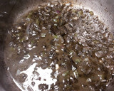 Foto del paso 7 de la receta: Choquitos a la plancha en su tinta, con aceite de ajo y perejil