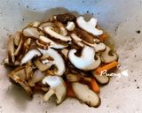 รูปขั้นตอนการทำที่ 7 ของ ผัดเห็ดหอมกุ้งสด🍄🦐
