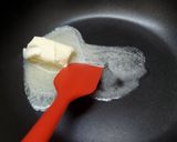 Hình bước làm 2 của món BẮP phô mai đút lò kiểu Hàn Quốc