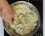 खोबऱ्याचे लाडू / Coconut ladoo / ओल्या नारळाचे लाडू - मराठी रेसिपी रेसिपी स्टेप 5 फोटो