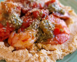 Foto del paso 7 de la receta: Hummus con gambas, cherrys y un toque de pesto