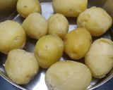 उकडलेल्या बटाट्याची  किंवा सोल्या बटाट्याची भाजी (ukadlelya batatchyachi bhaji recipe in marathi) रेसिपी स्टेप 2 फोटो 