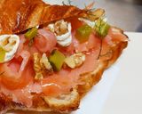 Foto del paso 2 de la receta: Croissant de Salmón ahumado, queso, nueces y pepinillos 🔥🔥🔥