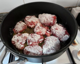 Foto del paso 2 de la receta: Arroz de carrilleras al vino tinto con habitas