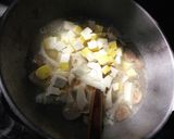 Foto langkah ke 6 dari resep Sup Tahu Kentang Jamur.