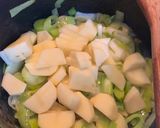 Póréhagymás burgonyakrémleves recept fázis 3 fotója
