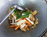 รูปขั้นตอนการทำที่ 6 ของ ไก่ผัดยอดมะพร้าว