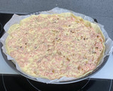 Foto del paso 3 de la receta: Quiche jamón York, bacon y queso con piñones