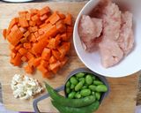 Foto langkah ke 1 dari resep Tumis Ayam Wortel Edamame.