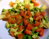 Foto del paso 2 de la receta: Ensalada de aguacate con tomate y queso fresco
