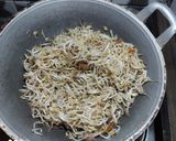 Foto langkah ke 5 dari resep Tumis kecambah mix ikan asin peda.