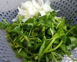 Hình bước làm 2 của món Bò xào cần, hành tây