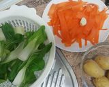 Foto del paso 1 de la receta Pak choy con patatas al vapor y zanahorias fileteadas al ajo