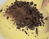 Foto del paso 3 de la receta: Elvis cocho (bizcocho con trozos de chocolate y galletas)