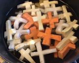 Une image de l'étape 2 de Poêlée de doigts et croix d Halloween (panais pommes de terre patate douce navet saucisses).