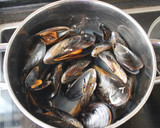 Foto del paso 4 de la receta: Mejillones al vapor con dos salsas