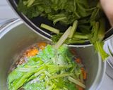 Foto langkah ke 3 dari resep Sayur Bening Caisim (Sawi Hijau) Wortel.