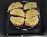 รูปขั้นตอนการทำที่ 3 ของ ขนมปังกระเทียม (Garlic bread)🥖