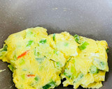 Foto langkah ke 3 dari resep Telur dadar daun bawang.