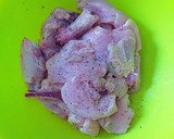 Foto del paso 3 de la receta: Pollo confitado al ajillo con palos de patatas fritas y mayonesa