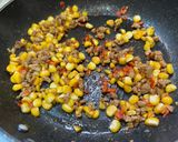รูปขั้นตอนการทำที่ 6 ของ ข้าวหน้าหมูสับผัดข้าวโพด