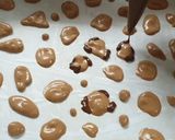 Foto langkah ke 4 dari resep Leopard Roll Cake.