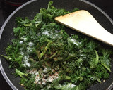 Foto del paso 3 de la receta: Quesadillas de Kale con huevo y tomate 🌮🥗🌶