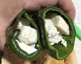 Foto del paso 7 de la receta: Chiles de rellenar (con queso)
