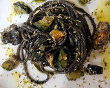 Foto del paso 5 de la receta: Espaguetis con tinta, y gambas con calabacín