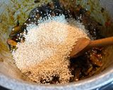 Foto del paso 3 de la receta: Arroz con Níscalo y Trompetas de la muerte en olla GM