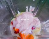 Hình bước làm 2 của món Strawbery Yogurt Ice Blended (Sữa chua dâu tây đá xay)