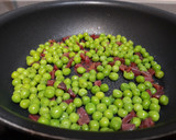 Foto del paso 3 de la receta: Sartén de guisantes, shitake, huevo y jamón